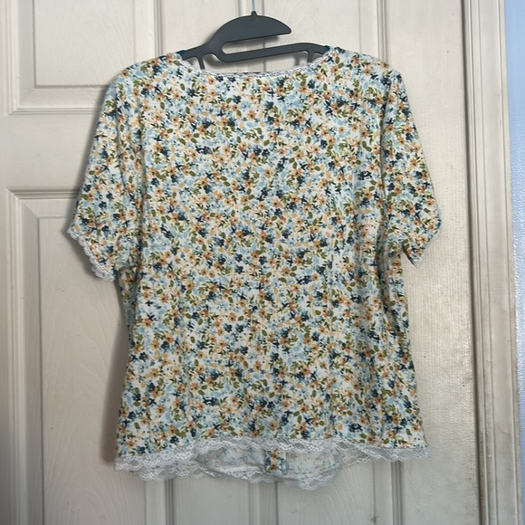 Torrid ditsy floral Fitted Supersoft Rib V-Neck Lace Trim Button Crop Tee 1X - Picture 7 of 9